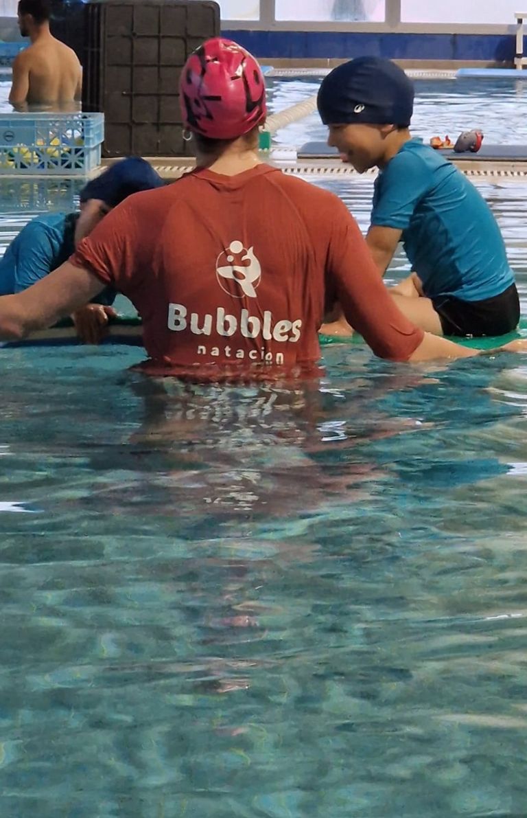 Natación adaptada neurodiversidad Bubbles Logopedia