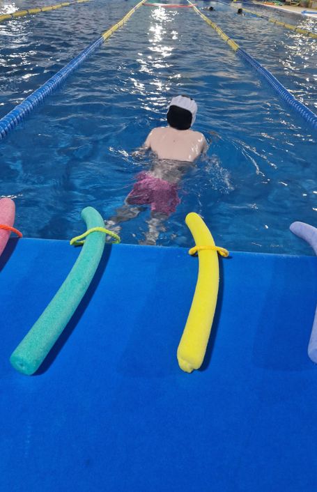 Natación adaptada neurodiversidad Bubbles Logopedia