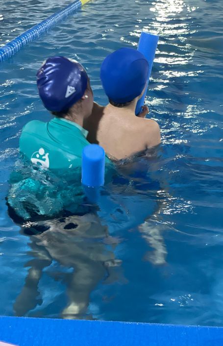 Natación adaptada neurodiversidad Bubbles Logopedia